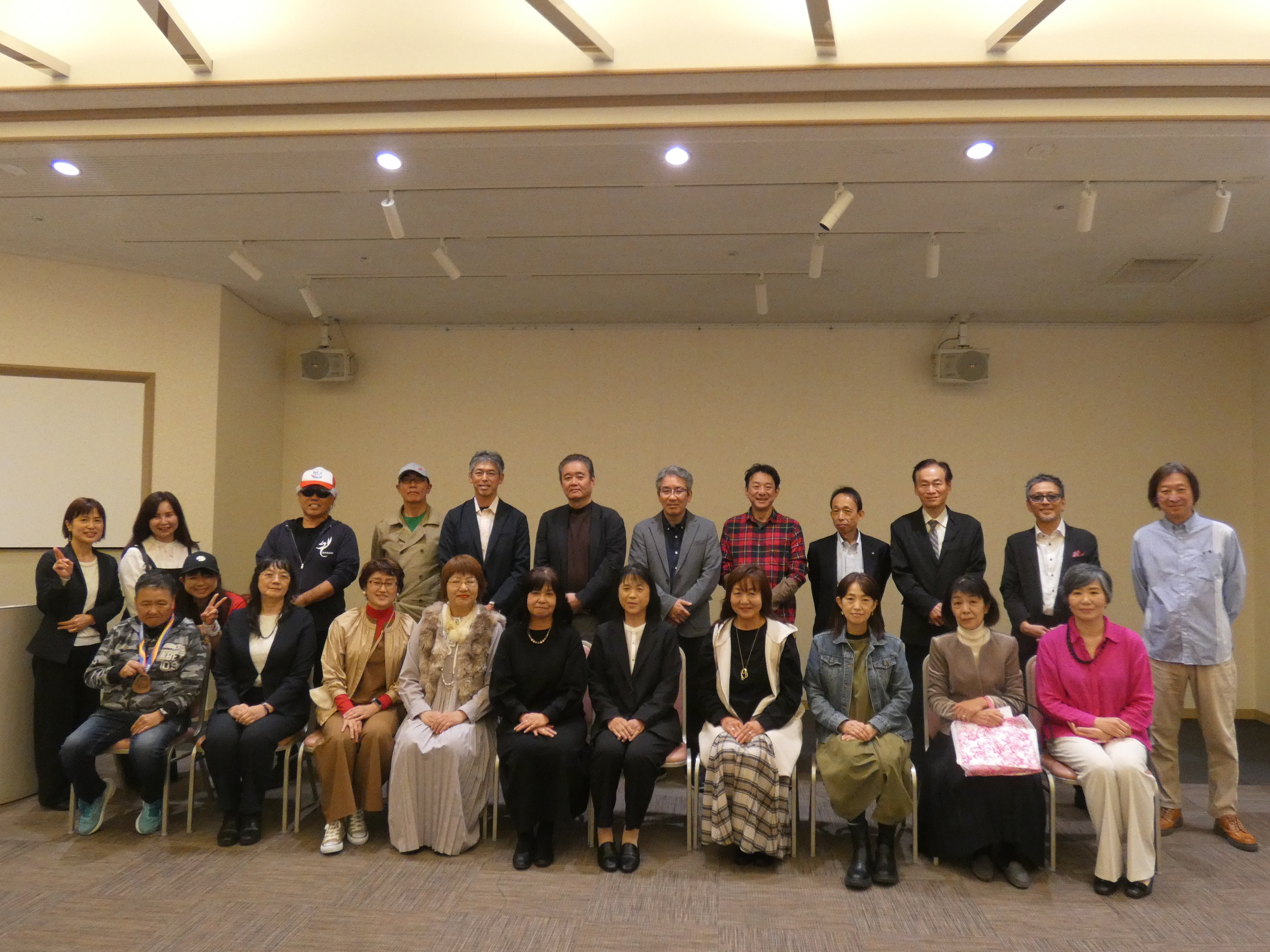 寄りの参加者の集合写真